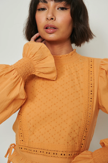 NA-KD Boho Ekologisk broderad blus med hög krage - Orange