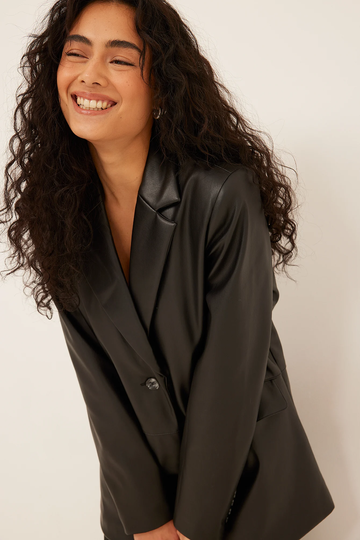Cleo Kinnaman x NA-KD Oversize blazer i PU - Black