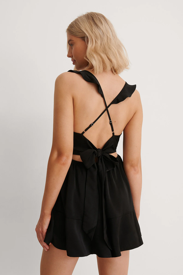 Anika Teller x NA-KD Playsuit Med Volangdetalj Och Knyt Bak - Black