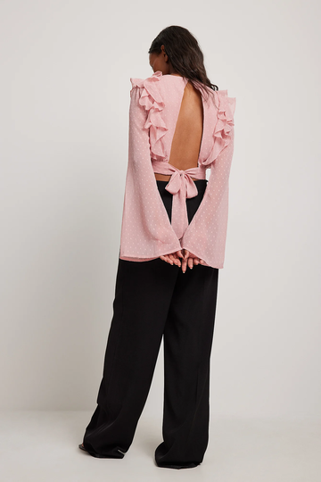 NA-KD Boho Dobby-blus med trumpetärmar och banddetalj - Pink