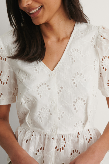NA-KD Boho Ekologisk anglaiseblus med volang - White