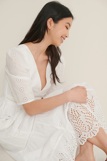NA-KD Boho Midiklänning med en v-ringningsdesign och engelska brodyrer - White