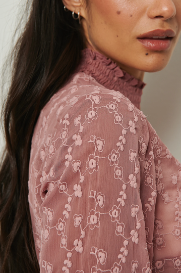 NA-KD Boho Långärmad blus med broderi och smock - Pink