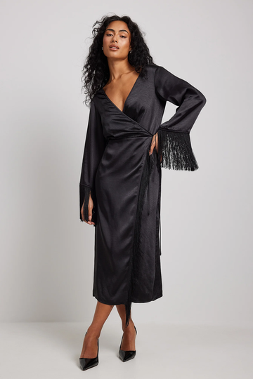 Picked by Hanna Schönberg Midiklänning i satin med fransdetalj - Black