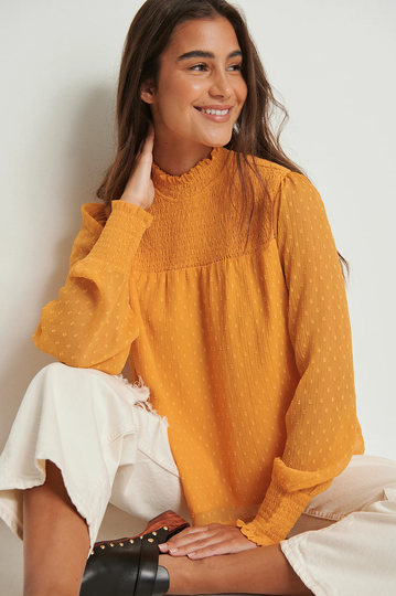 NA-KD Boho Recycled dobbyblus med smock och rysch - Orange