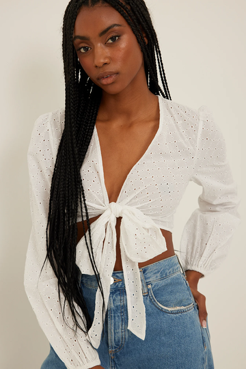 NA-KD Boho Anglaise blus med knyt fram - White
