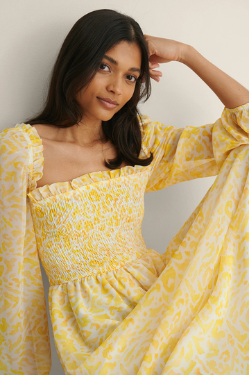 NA-KD Recycled maxiklänning med smock och ballongärm - Yellow