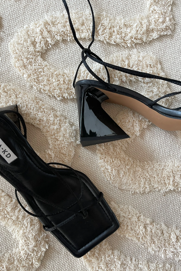 NA-KD Shoes Triangel klackskor med satinband - Black