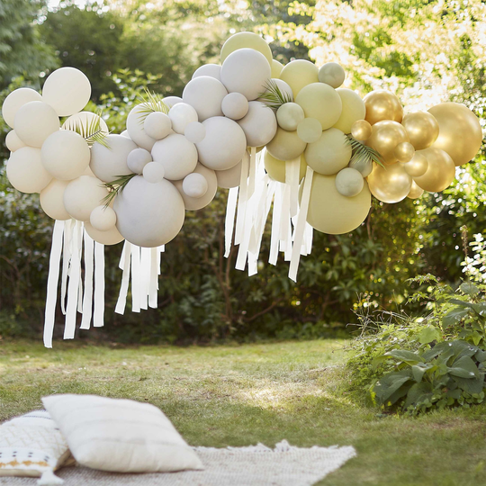 Ballongbåge med Streamers Vit/Grå/Grön/Guld