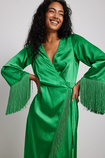 Picked by Hanna Schönberg Midiklänning i satin med fransdetalj - Green