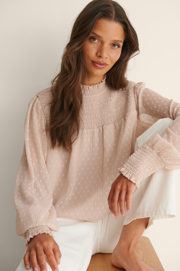 NA-KD Boho Recycled dobbyblus med smock och rysch - Pink