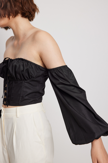 NA-KD Boho Blus med rynkning framtill och fyrkantig hals - Black
