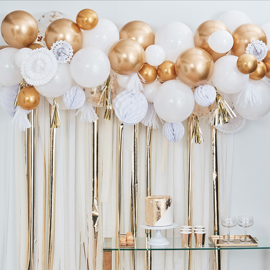 Backdrop Ballonger & Pappersfjädrar Guld/Vit