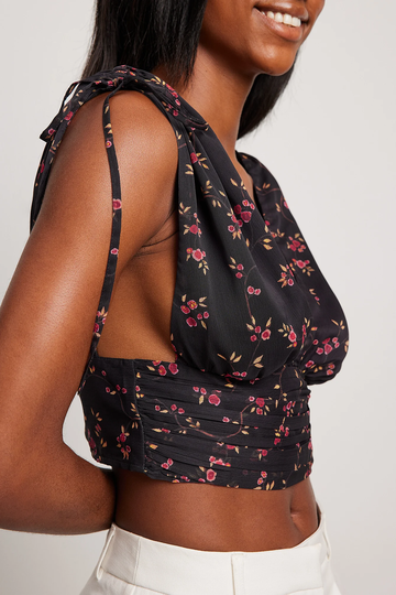 NA-KD Boho Chiffonblus med veck i midjan - Flower