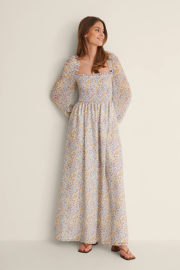 NA-KD Recycled maxiklänning med smock och ballongärm - Flower