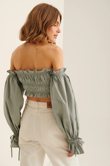 NA-KD Boho Ekologisk satinblus i offshouldermodell med puffärm - Grey