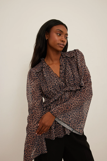 NA-KD Långärmad blus i chiffon med volangdetalj - Leopard