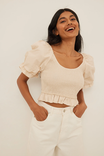 NA-KD Boho Ekologisk, smockad topp med korta puffärmar - Beige