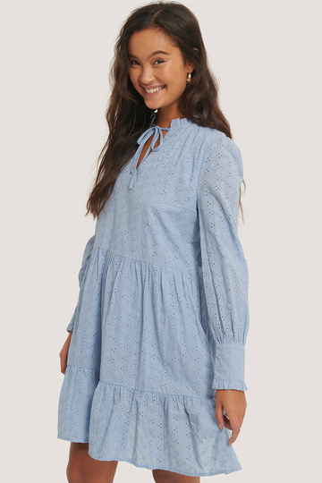NA-KD Boho A-linjeformad klänning med blomsterbroderier - Blue
