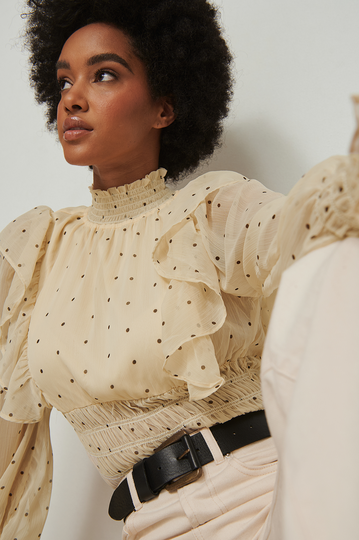 NA-KD Boho Recycled blus med smockad midja och tryck - Dotted